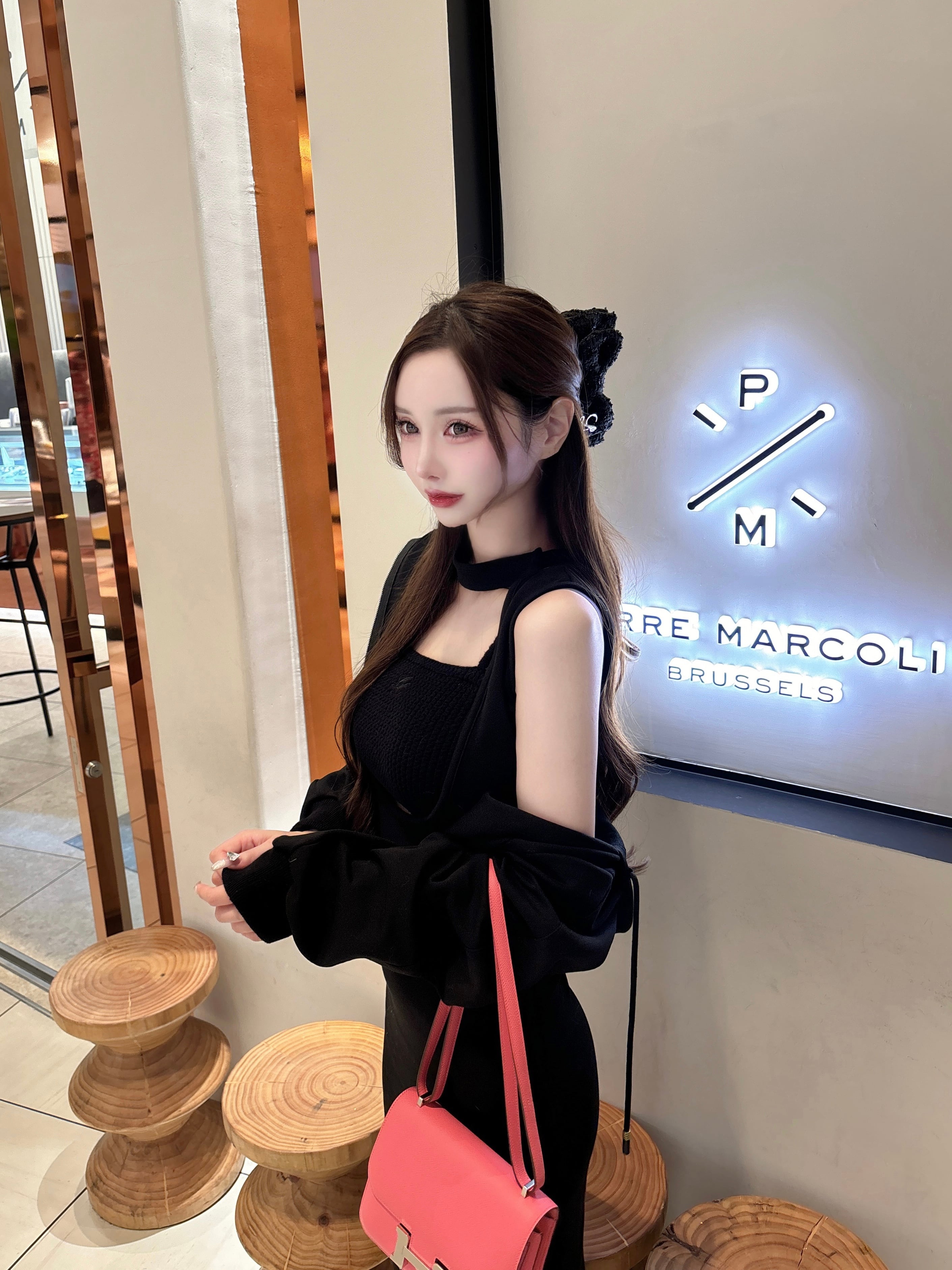 LL logo choker 3 set up