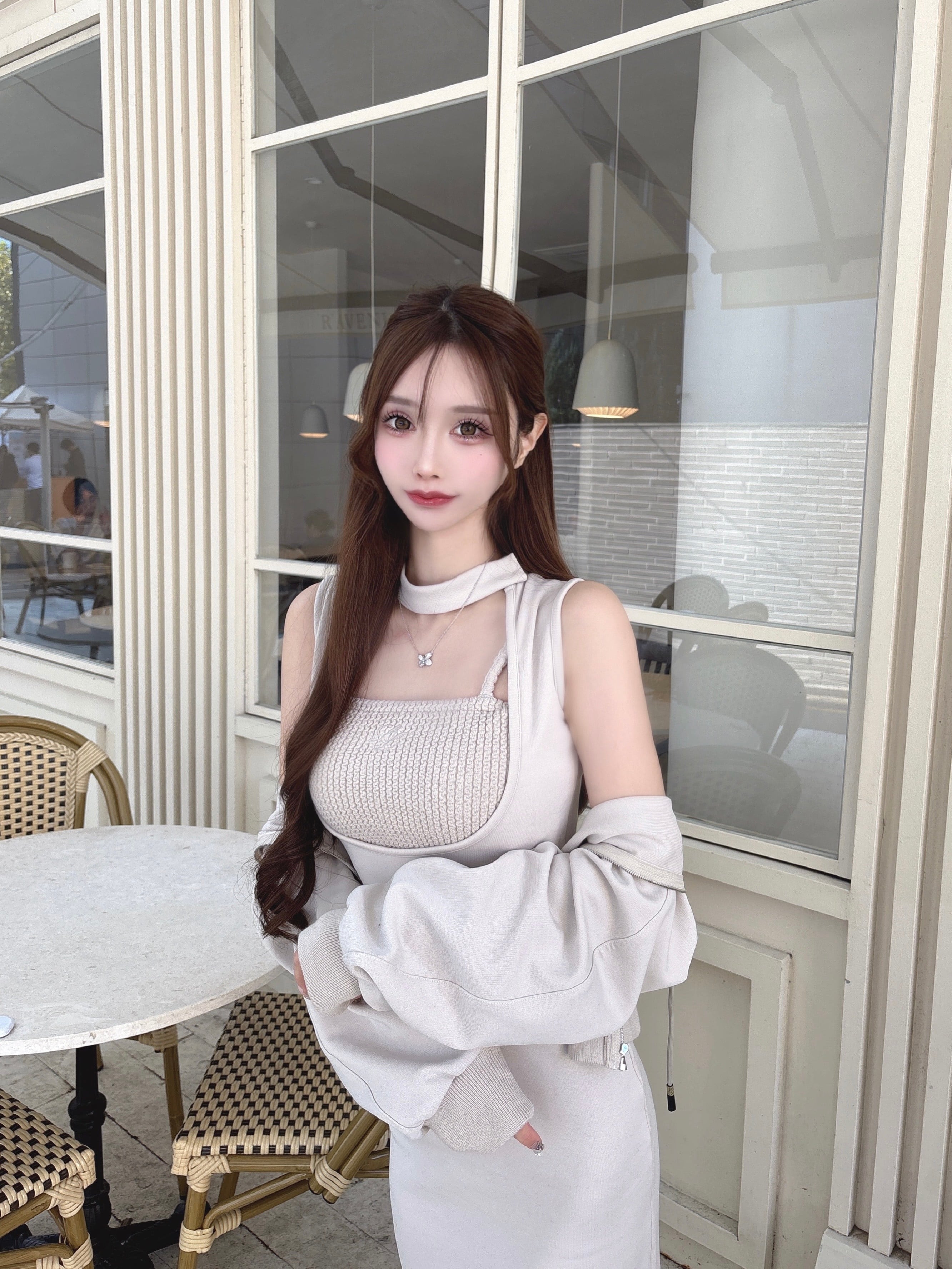 LL logo choker 3 set up